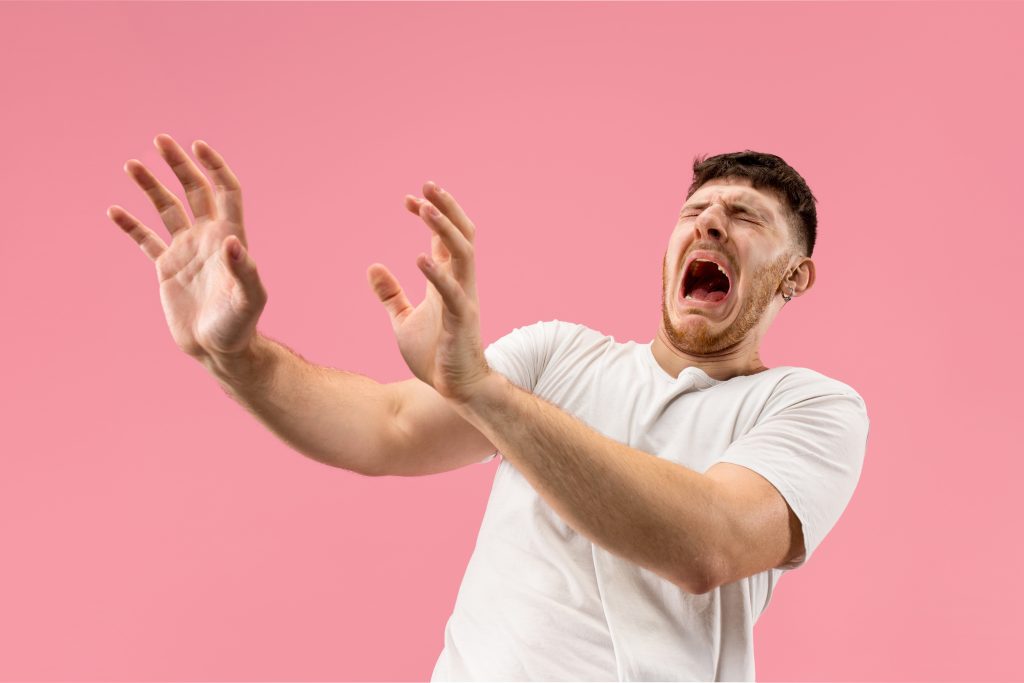 Source : https://www.freepik.com/free-photo/portrait-scared-man-pink_13455410.htm#query=laki%20laki%20ketakutan&position=6&from_view=search&track=ais